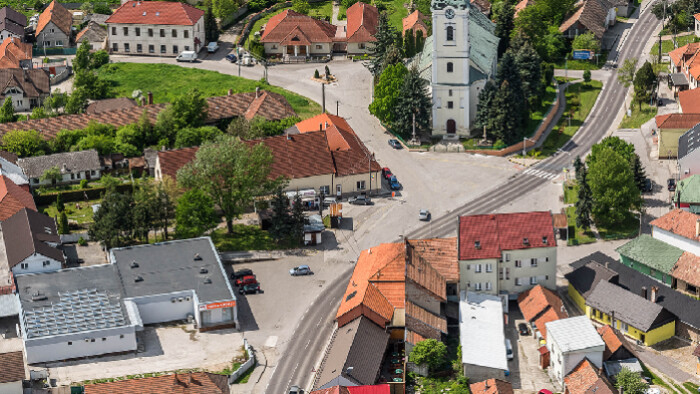 Prechádzka námestím obce Oslany