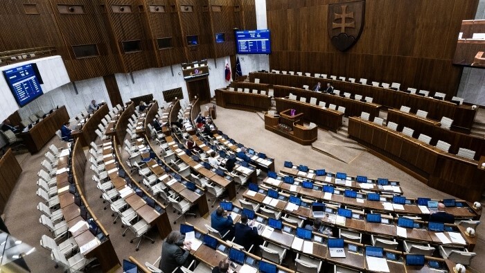 Poslanci ukončili schôdzu, mnoho bodov presunuli na ďalšiu