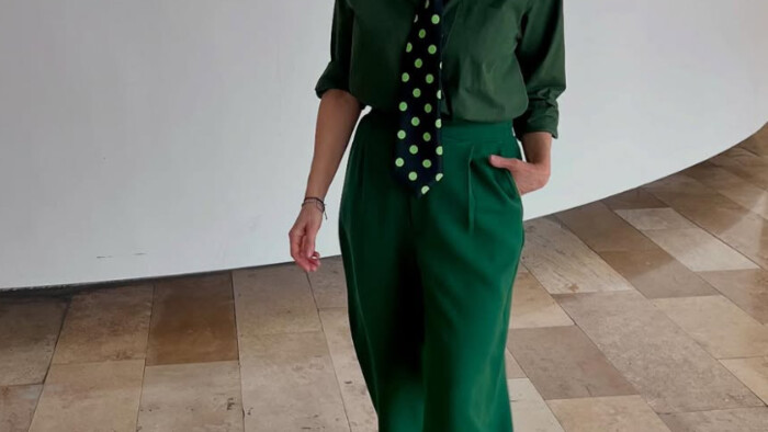 Soňa Mullerová v zelenom outfite a kravate