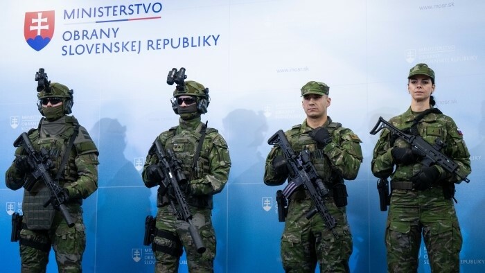 Nové uniformy a zbrane pre vojakov