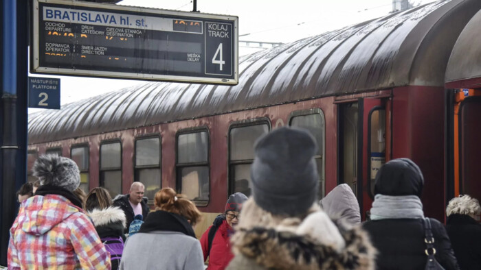 Vlaky sú pred sviatkami najviac vyťaženou dopravou, autobusy sú na tom lepšie