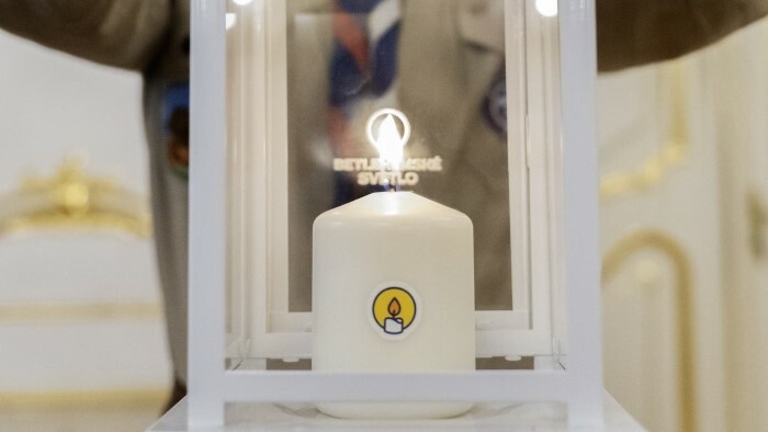 La Lumière de Bethléem au sommet Lomnický štít dans les Hautes Tatras