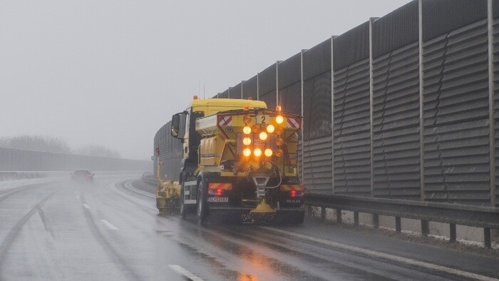 Varovný signál na stojace záchranné a údržbové vozidlá