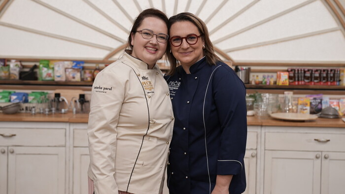 Pred rokom sa nedostala ani do dvanástky, dnes má titul