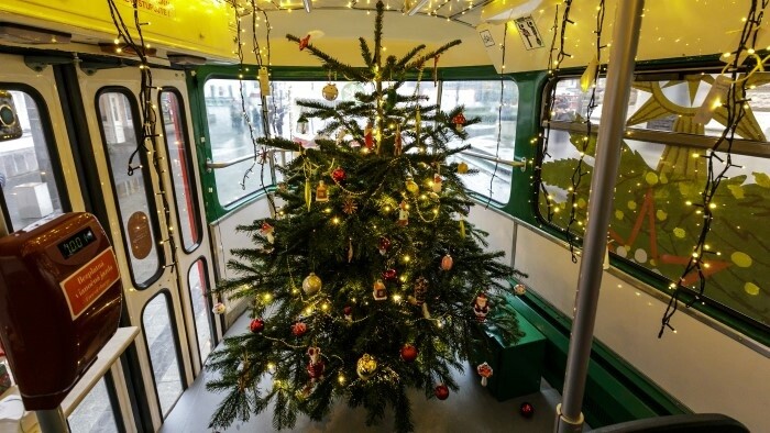 La flota navideña circula por el centro de la capital