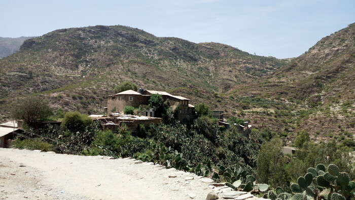 6 – tradičné domy v Alitene roztrúsené vo vrchoch okolo „centra“ Aliteny (2).jpg