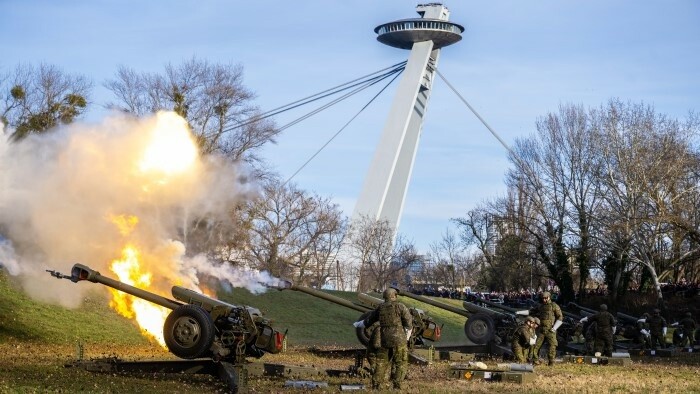 Los soldados conmemoraron la creación de Eslovaquia con 21 salvas de artillería 