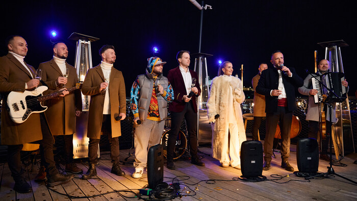 Prekvapenie pre Daru Rolins, Bezdeda ako Freddie Mercury