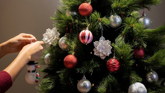 Návod na dokonale ozdobený vianočný stromček 