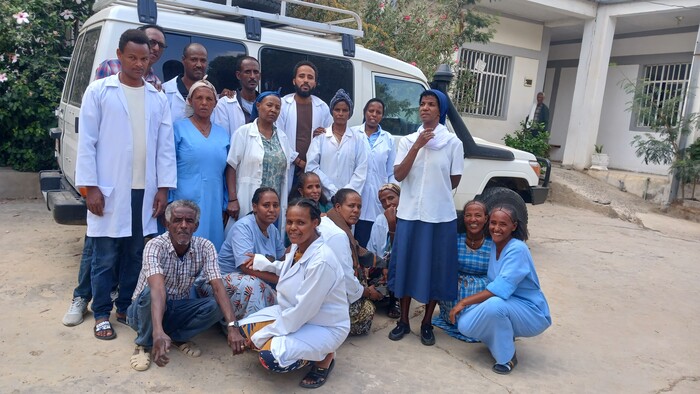 Zdravotnicky personal_sestra Meaza a sanitka v Alitene.jpg