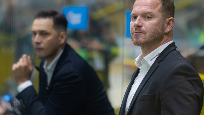 HOKEJ: Otec na striedačke, syn na ľade