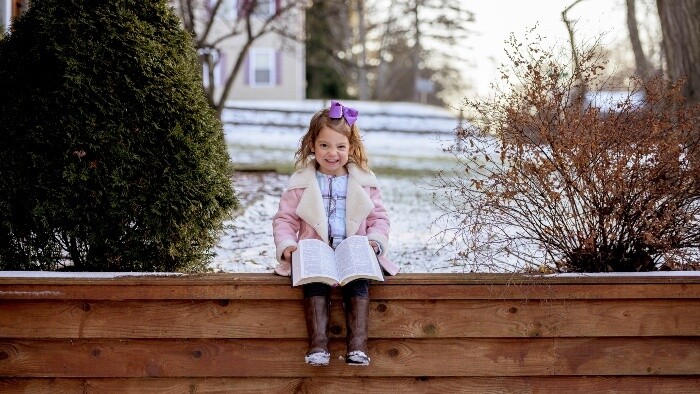 Zamyslenie / Dievčatko so zápalkami