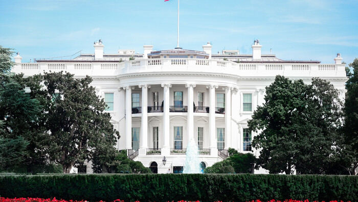 Trumpovi stúpenci zľahčujú násilie a žiadajú zatýkanie demokratov