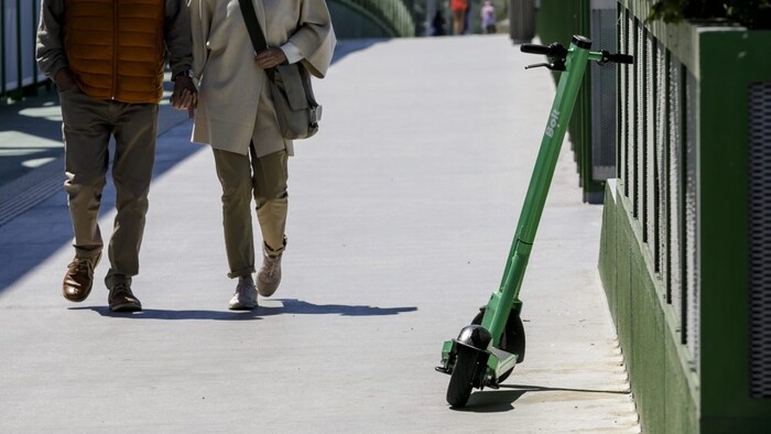 Nová maximálna rýchlosť na chodníkoch: Zisťovali sme, ako sa bude kontrolovať a či ju musia dodržiavať aj deti