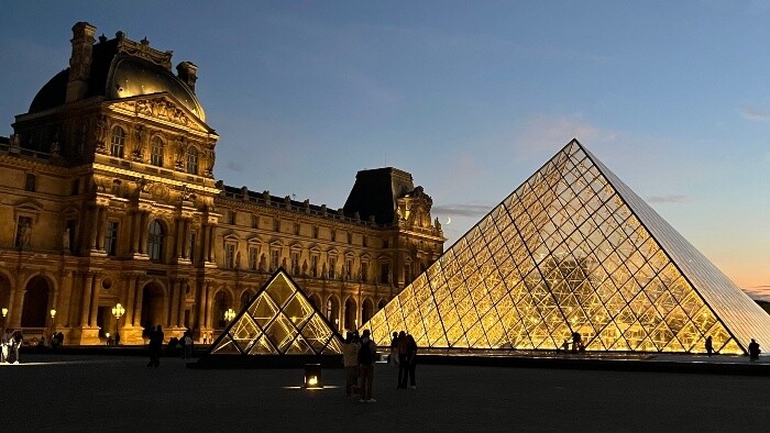Parížsky Louvre sa topí v problémoch