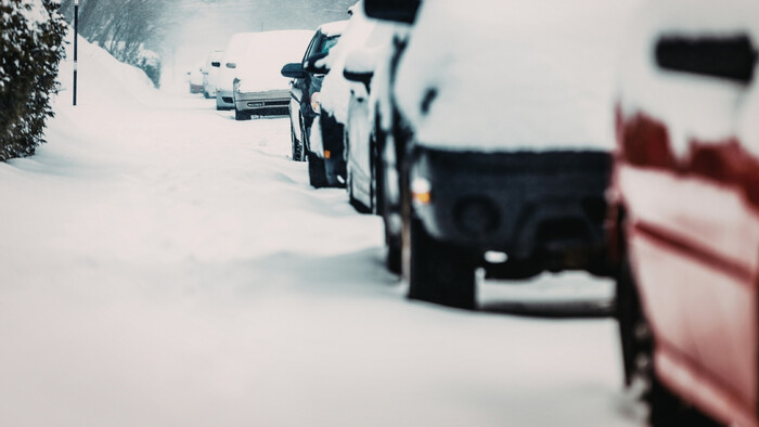 Zimnú údržbu komplikujú odstavené autá