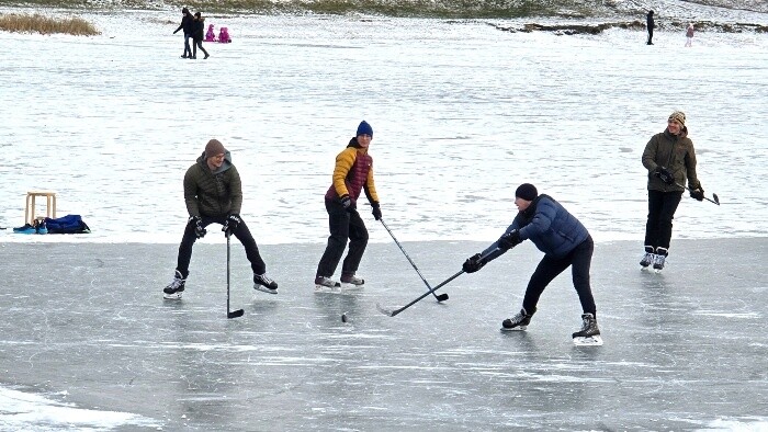 Riziká korčuľovania na neoverených zamrznutých jazerách