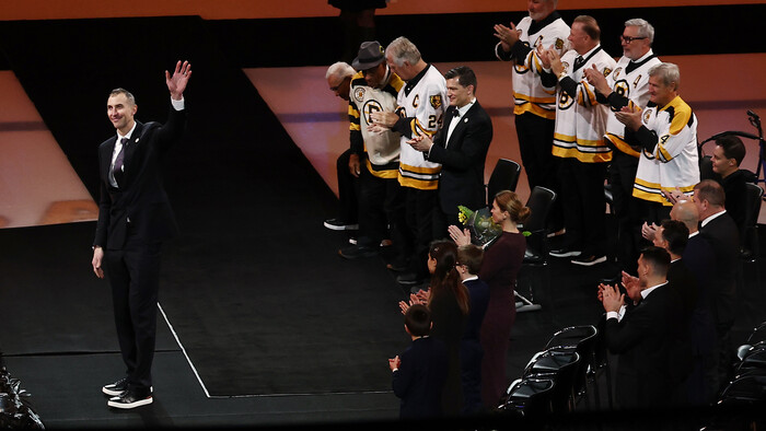 HOKEJ: Chárov dres putuje pod strechu