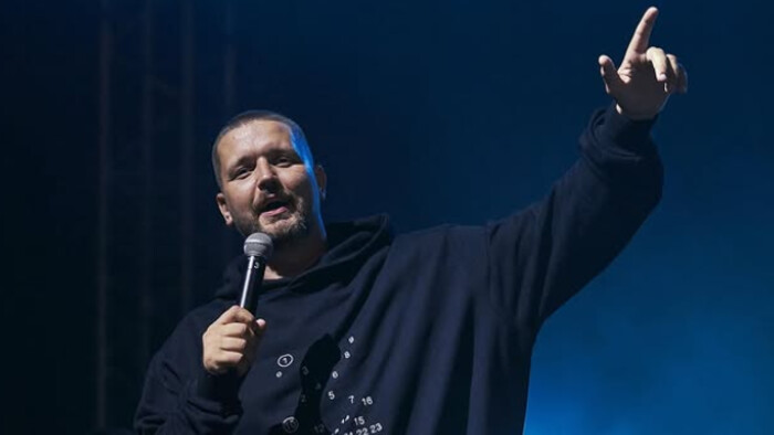 Slovensko zasiahla smutná správa. Známy moderátor Osťo podľahol vážnemu ochoreniu