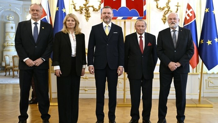 President Hosts Traditional New Year's Lunch with Former Heads of State 