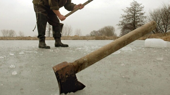 Rybári v obci Lednické Rovne sekajú do rybníkov diery, aby ohránili ryby