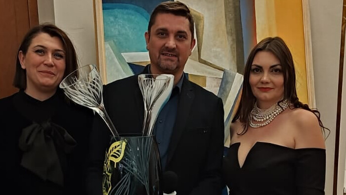 Výstava slovenských umelkýň, výtvarníčok a sklárskych dizajnérok v Piešťanoch 