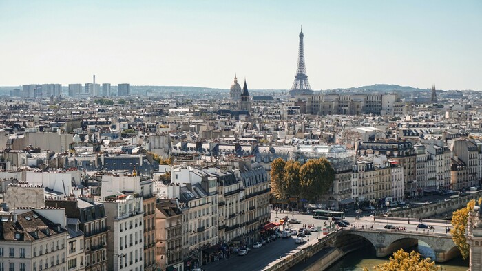 V byte v Paríži sa na oslave stretlo päťdesiat ľudí, prepadli sa do bytu o poschodie nižšie