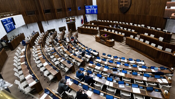 Koalícia pritvrdzuje v parlamente, opozícia varuje pred umlčaním