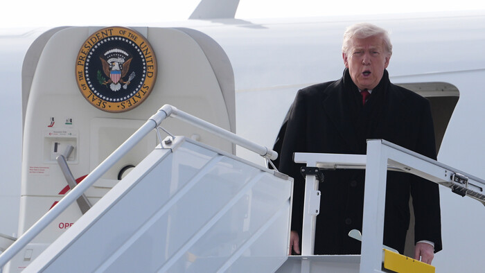 Trump priletel do Švajčiarska s meškaním