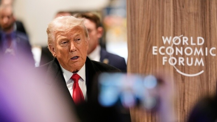 Trump odišiel z Davosu medzinárodne oslabený
