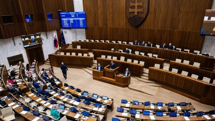 Začala sa schôdza parlamentu 