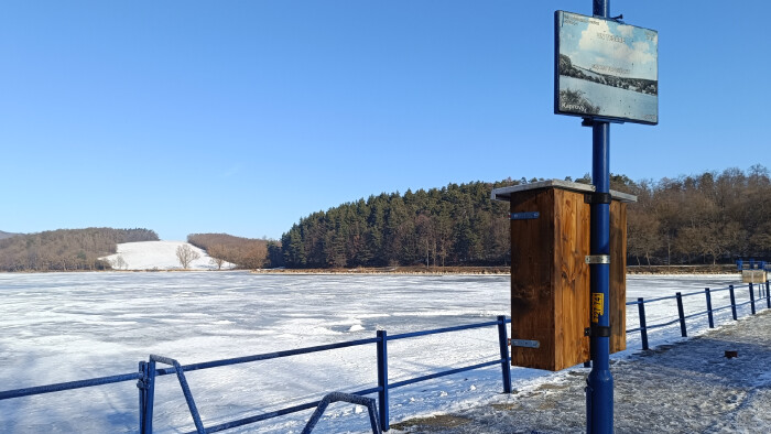 V Tesároch osadili vitrínu s pomôckami na záchranu života