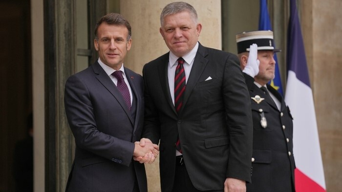 Fico se reúne con Macron en París