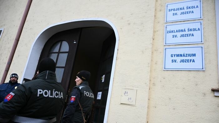 Školák strieľal aj o deň skôr, polícia začala stíhanie