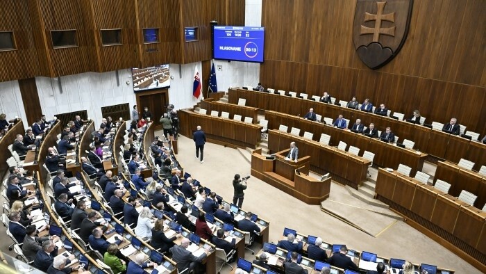 Parlamentsdebatte über Misstrauensanträge gegen Minister und Regierung abgebrochen