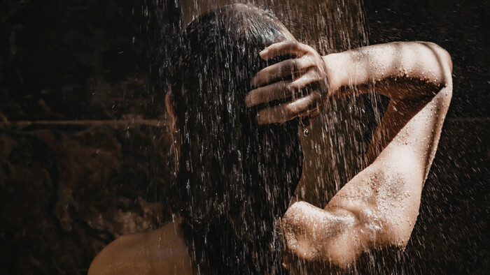 tma foto CANVA sprchovanie v tme