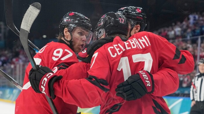 Kanaďania si hladko poradili so Švajčiarmi a sú prvými štvrťfinalistami. Fialu odniesli na nosidlách