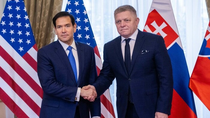 Marco Rubio im Gespräch mit Robert Fico