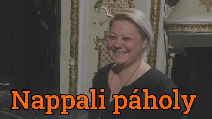 A függöny mögött: az ügyelő, aki összetartja az előadást