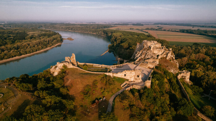 Hrad Devín v 50. rokoch. Miesto len pre komunistických papalášov?