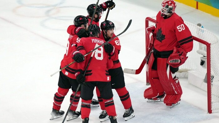 Kanaďania rozhodli 36 sekúnd pred koncom a postúpili do finále. Fíni premrhali dvojgólový náskok a zlato neobhája