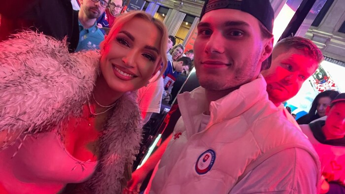 Simona Simanová v Miláne v obklopení našich hokejistov