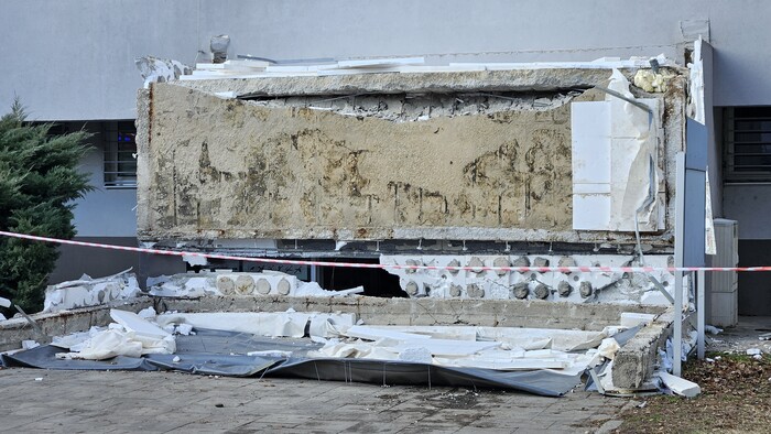 V Komárne sa zrútila časť strechy Klientskeho centra