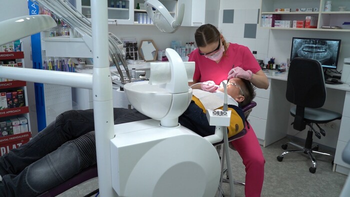 Pri kontrole sa schovajú alebo predstierajú, že sú sanitári