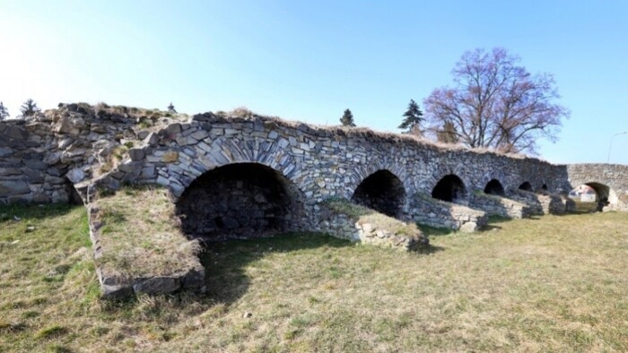 Zo zemných valov nedobytné hradby. Ako sa menili mestské opevnenia?