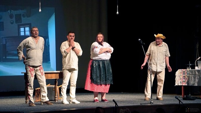 Za oponou – Kladzianske ľudovo umelecké divadlo – Kľud