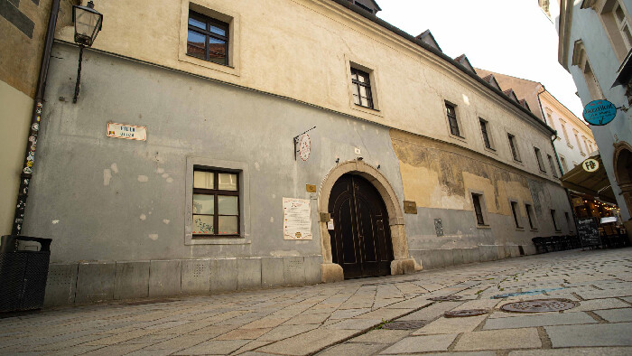 Prechádzka Bielou ulicou v Bratislave