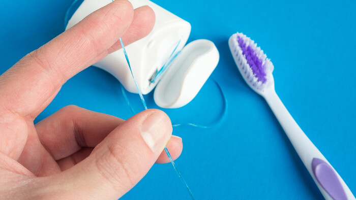 Unikátna zubná niť na prevenciu proti paradentóze