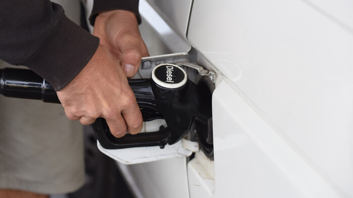 Nafta pre cudzincov môže zdražieť, štát stropy nechystá