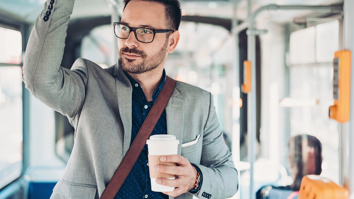 Ak stojíte, držte sa